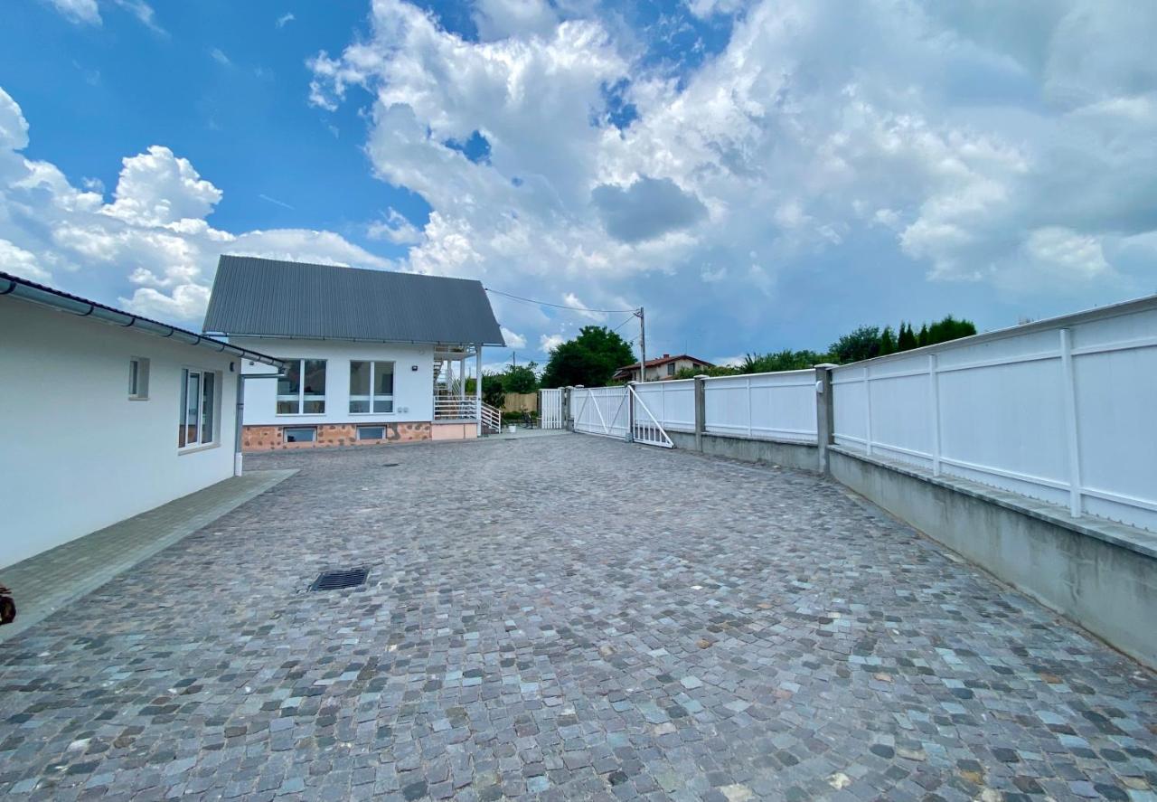 Pixel Guesthouse Tîrgu Secuiesc Екстериор снимка