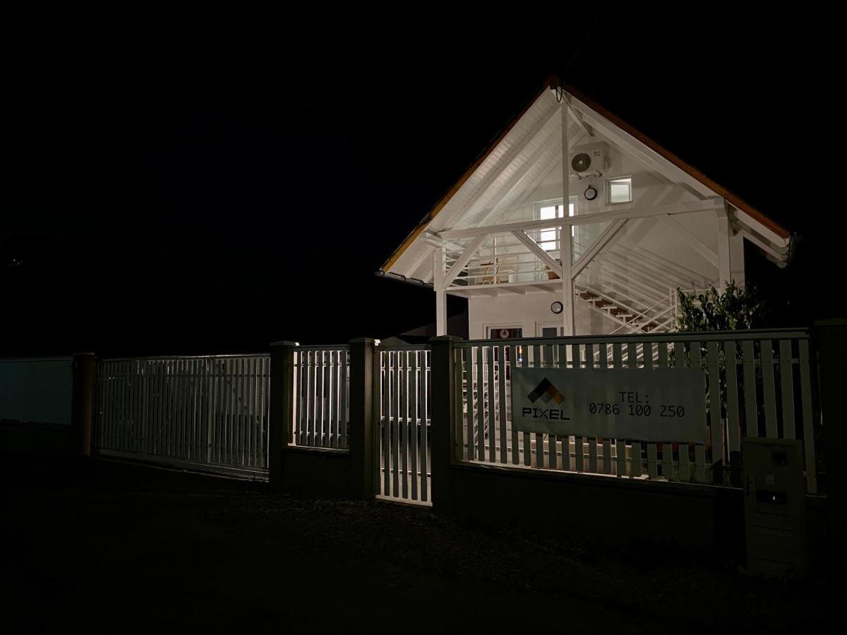Pixel Guesthouse Tîrgu Secuiesc Екстериор снимка